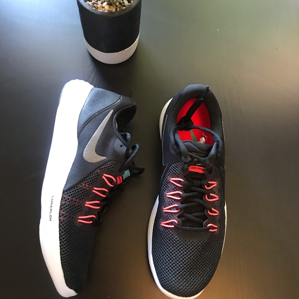 Women’s Nike shoes 91/2 NEW !